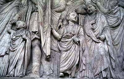 038. Detail d'une procession sur le cote Sud de l'autel de la Paix (9 a.C.).jpg